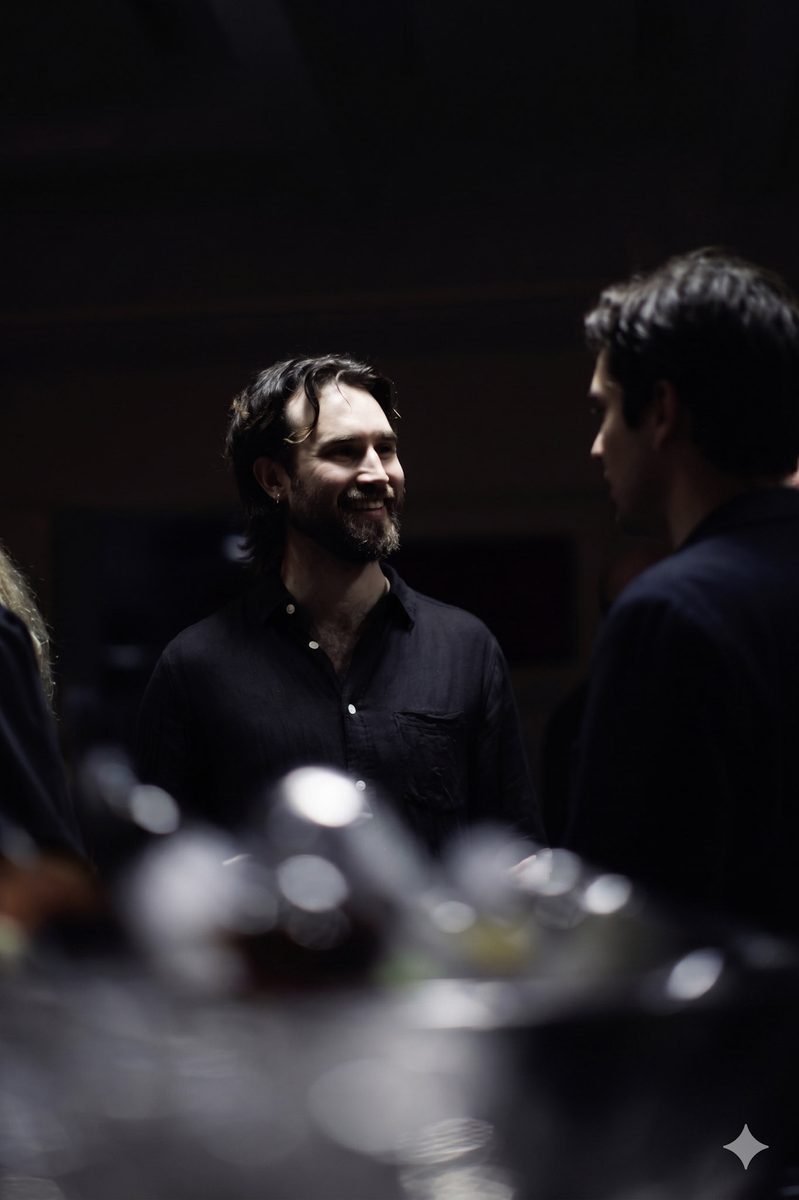 Cimon Lampa, grundare av Semurai, i samtal med klient på event